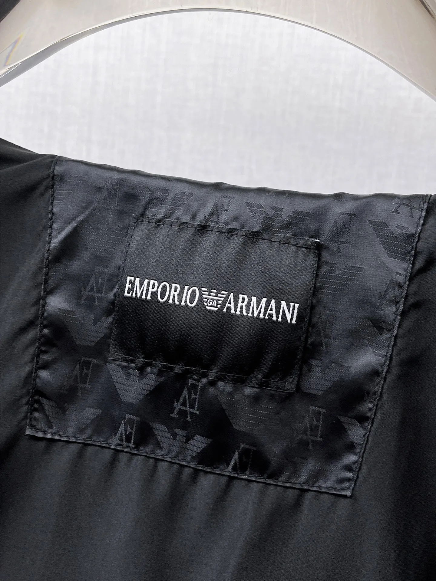 Armani official website Same Style, complete with three labels, on sale in advance. 2026 Autumn and Winter New Arrival men's jacket, Original with complete three labels, Premium version. Custom-made fabrics at the counter. Breathable, high comfort, impeccable details, brand element design concept, reflecting high quality. It feels delicate and soft, presents a casual cut, and has a great upper body shape. Sizes: M～3XL
